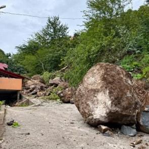 Trabzon'da korkutan anlar: Ev toprağın altında kaldı!