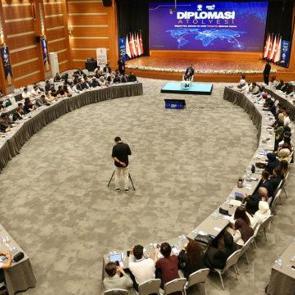 İstanbul&rsquo;da gen&ccedil;ler i&ccedil;in &ldquo;Diplomasi At&ouml;lyesi&rdquo;