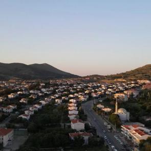 G&ouml;k&ccedil;eada r&uuml;zgarıyla sporcuları, tarihi ve doğasıyla turistleri cezbediyor