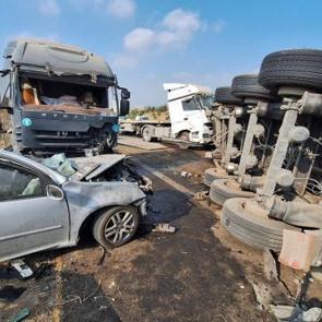Karşı şeride ge&ccedil;en tır dehşet sa&ccedil;tı! 2 araca birden &ccedil;arptı: &Ouml;l&uuml; ve yaralılar var