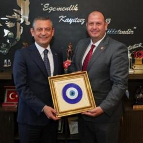 &Ouml;zg&uuml;r &Ouml;zel 'İ&ccedil;işleri Bakanlığı yapar' demişti Nil&uuml;fer Sezer ve 2 kadından &ccedil;arpıcı ifadeler