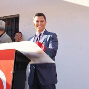 'Sokakta kalırım' diyen yaşlı teyzenin evini aynı g&uuml;n yıkmış: 'Sana AK Partililer baksın'