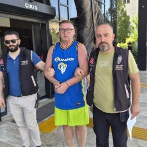 T&uuml;rk bayrağına t&uuml;k&uuml;ren İngiliz turist tutuklandı!