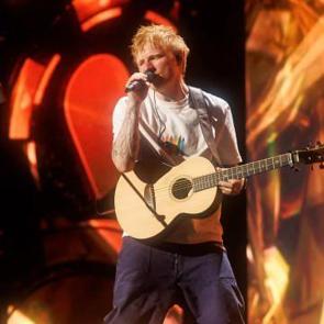 Ed Sheeran sahnede Filistin i&ccedil;in ağladı! D&uuml;nyaca &uuml;nl&uuml; yıldızdan sahnede İsrail'e tepki