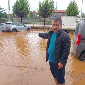 Rize'de sel felaketi! İki g&uuml;n &ouml;nce aldığı ara&ccedil; sular altında kaldı 