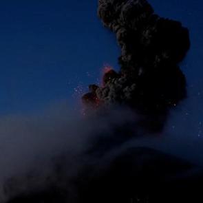 Guatemala'da Fuego Yanardağı canlı yayında patladı