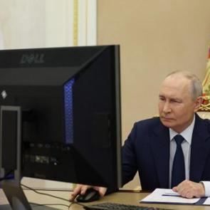 Kremlin'de online se&ccedil;im! Putin, oyunu uzaktan kullandı
