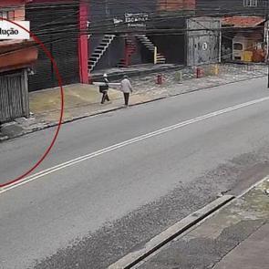 &Ouml;l&uuml;m sokak ortasında yakaladı! İşte nefeslerin tutulduğu o anlar