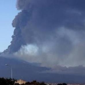 Etna patladı, havalimanı kilitlendi!
