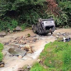 Hafif ticari ara&ccedil; dereye yuvarlandı: 3'&uuml; ağır, 5 yaralı