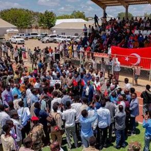 Afrikalı kabileler ve liderler T&uuml;rkiye i&ccedil;in buluştu: T&uuml;rk bayrakları a&ccedil;ıldı
