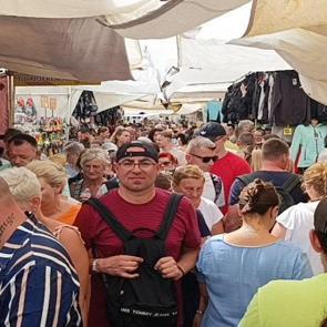 Antalya&rsquo;da turistler perşembe pazarına akın etti: Kapalı hava esnafın y&uuml;z&uuml;n&uuml; g&uuml;ld&uuml;rd&uuml;