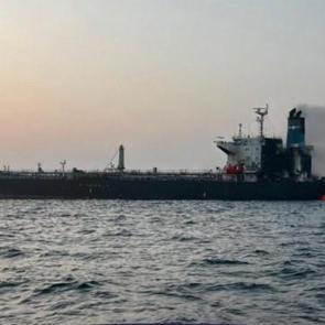 H&uuml;rm&uuml;z&rsquo;de tanker alarmı: 23 m&uuml;rettebat kurtarıldı, 2 kişi kayıp