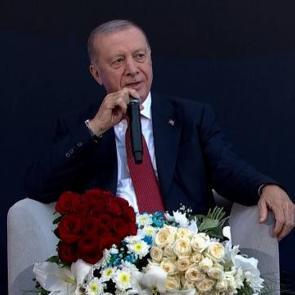 Cumhurbaşkanı Erdoğan, Resul Dindar&rsquo;ın t&uuml;rk&uuml;lerine eşlik etti