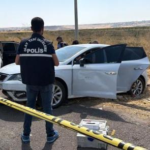 Diyarbakır&rsquo;da eski eş dehşeti: &Ouml;nce eşini vurdu, sonra polis aracına &ccedil;arptı: 2 &ouml;l&uuml;