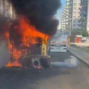 Diyarbakır'da korku dolu anlar: Belediye otob&uuml;s&uuml; seyir halindeyken yandı