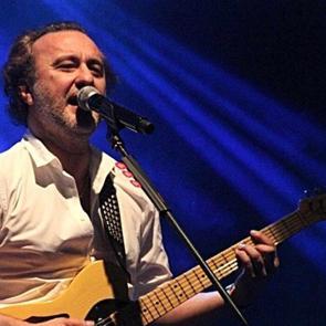 Ent&uuml;be edilmişti! Şarkıcı Nev'in sağlık durumuyla ilgili a&ccedil;ıklama