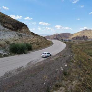 Erzurum'da akılalmaz yol: Ara&ccedil;lar vites boştayken yokuş yukarı gidiyor