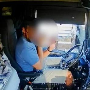Film sahnelerini aratmayan anlar: T&uuml;rk TIR'ı, silahlı 4 kişi tarafından gasbedildi