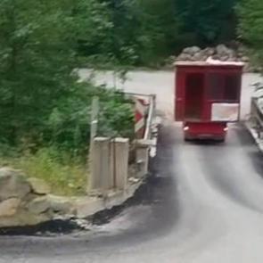 Karadeniz zekası sınır tanımadı: Dev konteyneri dik yama&ccedil;tan geri vitesle taşıdı