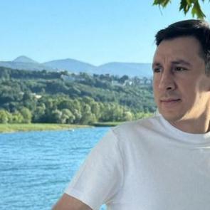 Kocaeli'de &ouml;l&uuml;m seyir halindeyken yakaladı! Rahatsızlanan s&uuml;r&uuml;c&uuml; kazada &ouml;ld&uuml;