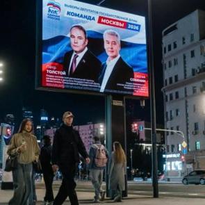 Moskova'da g&ouml;zler sandıklarda...Se&ccedil;im perdesi a&ccedil;ıldı: 111 milyon se&ccedil;men oy kullanacak