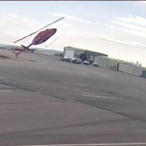 ABD&rsquo;deki helikopter dehşeti kamerada: Piste &ccedil;akılıp parampar&ccedil;a oldu!
