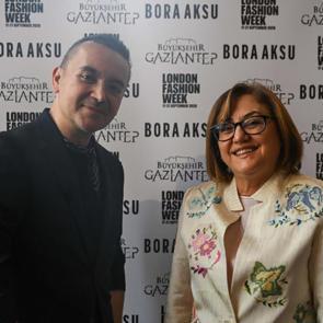 Antep işi nakışı Londra Moda Haftası&rsquo;na damga vurdu! Başkan Fatma Şahin &ouml;nc&uuml;l&uuml;k etti