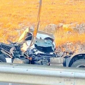 Şanlıurfa'da lastiği patlayan TIR &ouml;n&uuml;ndeki TIR&rsquo;a &ccedil;arptı: 1 &ouml;l&uuml;