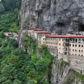 Trabzon&rsquo;da tarihi rekor! S&uuml;mela Manastırı t&uuml;m zamanların ziyaret&ccedil;i rekorunu kırdı