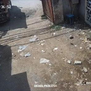 Hindistan'da dehşet anları: Kamyondan d&uuml;şen oksijen t&uuml;p&uuml; bomba gibi patladı