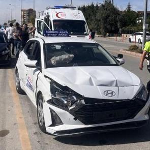 14 yaşındaki &ccedil;ocuğun kullandığı ara&ccedil; sınav aracına &ccedil;arptı: 4 yaralı