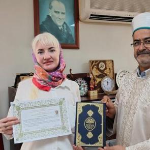 Rus kadın "G&uuml;neş" ismini alarak M&uuml;sl&uuml;man oldu
