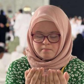 R&uuml;yasında kutsal toprakları g&ouml;rm&uuml;şt&uuml;! Down sendromlu H&uuml;ma Kabe'de 