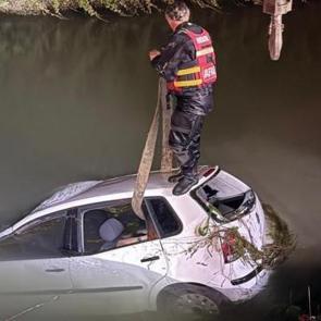 Tokat'ta otomobil sulama kanalına u&ccedil;tu: 2 &ouml;l&uuml;
