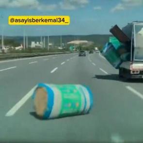 İstanbul'da facianın eşiğinden d&ouml;n&uuml;ld&uuml;: Kamyonetin kasasından yola malzeme yağdı!