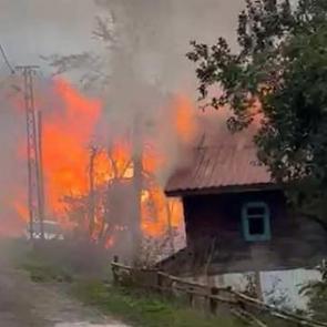 Kastamonu'da korkutan yangın! Alevler 11 evi sardı