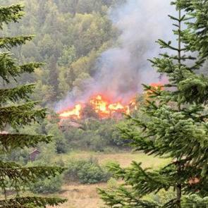 Alevler k&ouml;y&uuml; sardı, korku dolu anlar kamerada