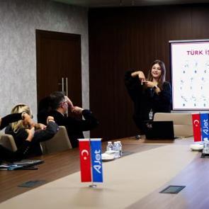 AJet'ten kabin &ccedil;alışanlarına işaret dili eğitimi
