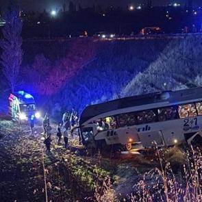 Amasya&rsquo;da feci kaza! Yolcu otob&uuml;s&uuml; şarampole u&ccedil;tu, 24 kişi yaralandı