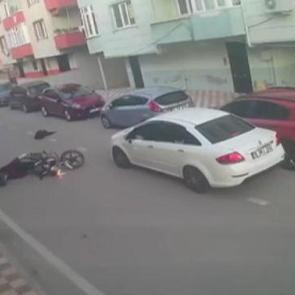 Aniden yola &ccedil;ıkan &ccedil;ocuğa motosiklet &ccedil;arptı! Kaza anı kamerada