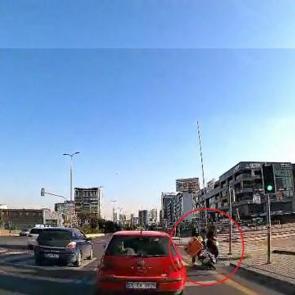 Ankara'da motosikletin yayaya &ccedil;arptığı kaza kamerada: 2 yaralı