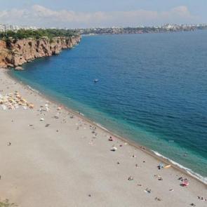 Antalya&rsquo;da plajlar sonbaharda da doldu: &ldquo;En g&uuml;zel d&ouml;nemini yaşıyoruz&rdquo;