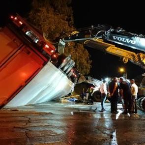 Antalya'da tırın altında kalan 2 kişi feci şekilde &ouml;ld&uuml;