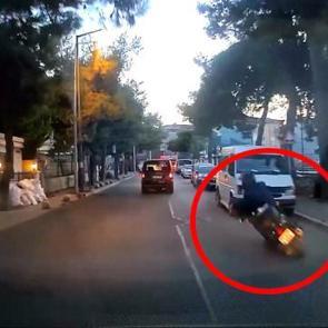 Avcılar&rsquo;da motosikletten inerken d&uuml;şt&uuml;; otomobilin altında kalmaktan son anda kurtuldu