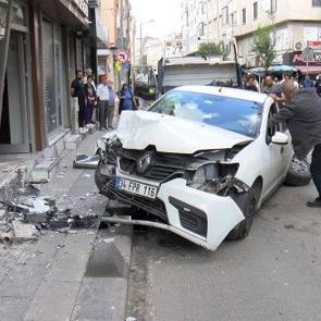 Bayrampaşa'da savrulan otomobil berber d&uuml;kkanına daldı: 2&rsquo;si ağır, 5 yaralı