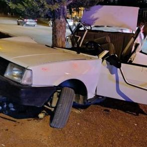 Beyşehir'de TOFAŞ otomobil ağaca &ccedil;arptı: 1&rsquo;i ağır 2 yaralı