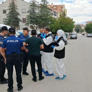 Bir ilimizde kimyasal madde alarmı: Karı-koca &ouml;l&uuml; bulundu! Bina tahliye edildi