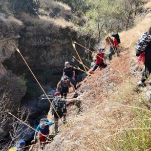 13 saatlik zorlu y&uuml;r&uuml;y&uuml;ş! Kınık&ccedil;ı Kanyonu doğaseverleri kendine hayran bıraktı