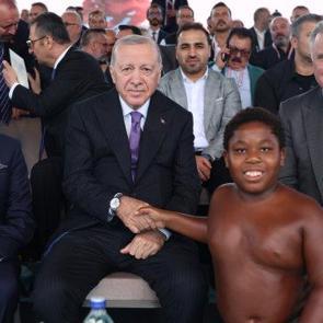 Cumhurbaşkanı Erdoğan ile Tanzanyalı minik g&uuml;reş&ccedil;inin merak edilen sohbeti